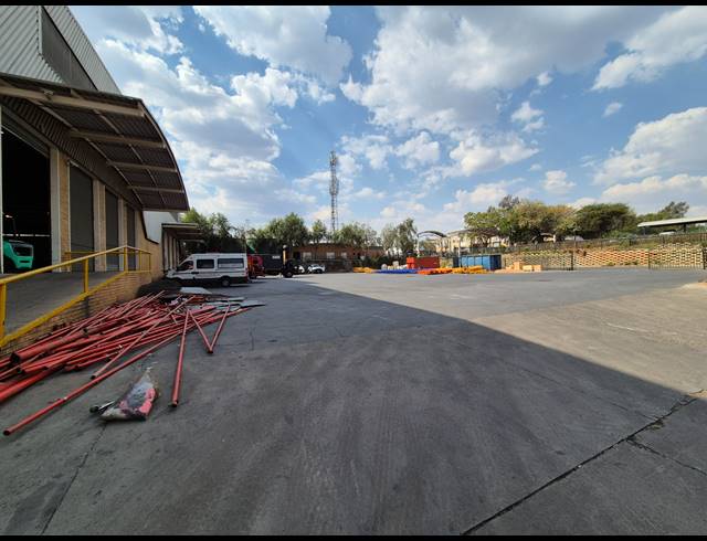 7,671M² WAREHOUSE TO LET IN LONGMEADOW